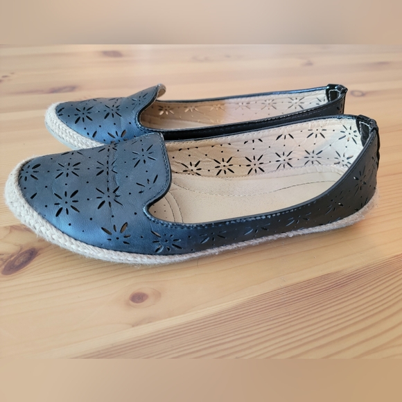 Little Girl's Black Flats ~ 5 - Picture 2 of 3